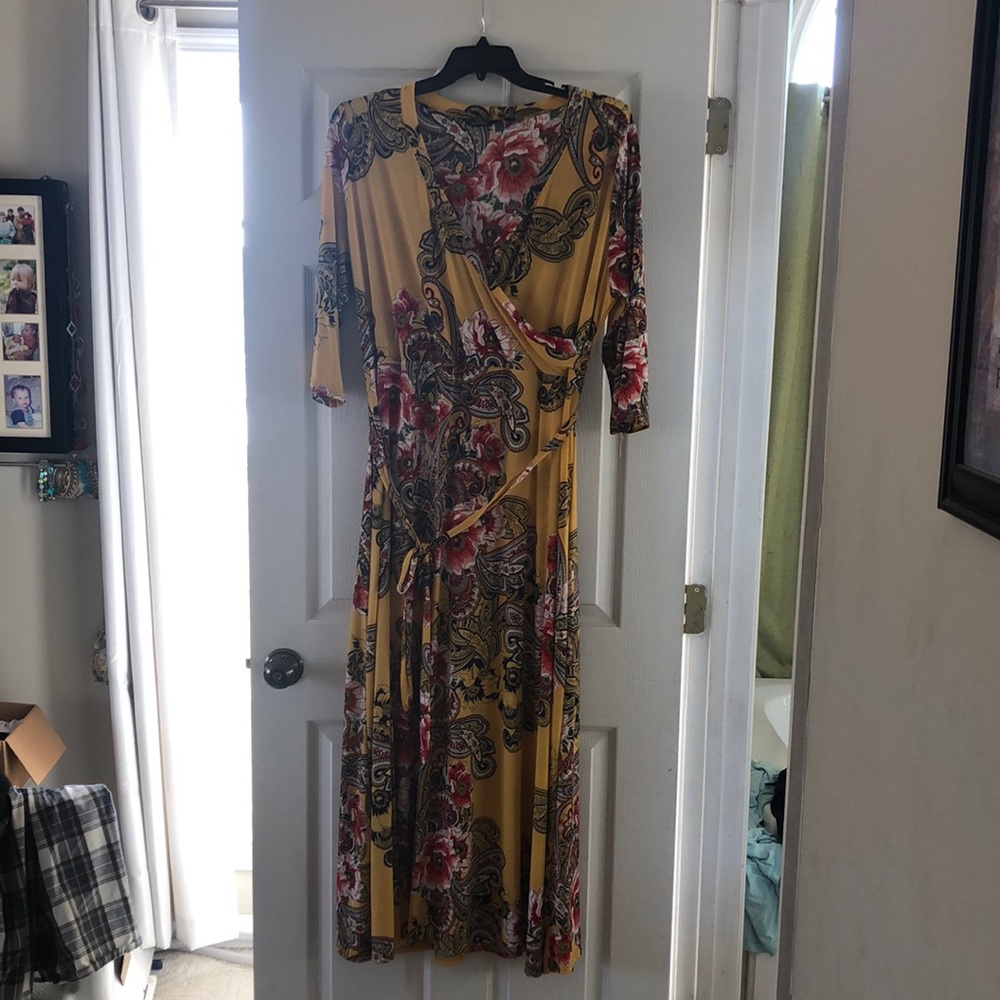 Very pretty dress, worn once for Easter. Women size 2X. Excellent condition.